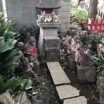 小さい祠のまわりには無数の狐さま