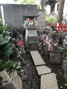 小さい祠のまわりには無数の狐さま